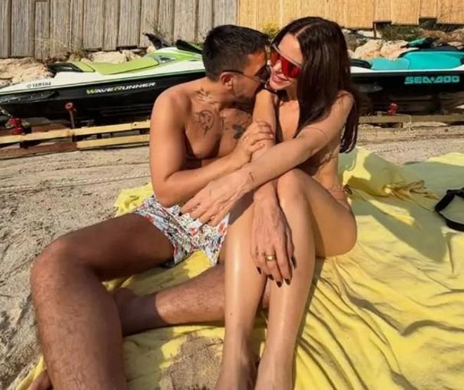 Simge Sağın ve İlkay Şencan tatil sezonunu açtı Plajdaki samimi pozları gündem oldu