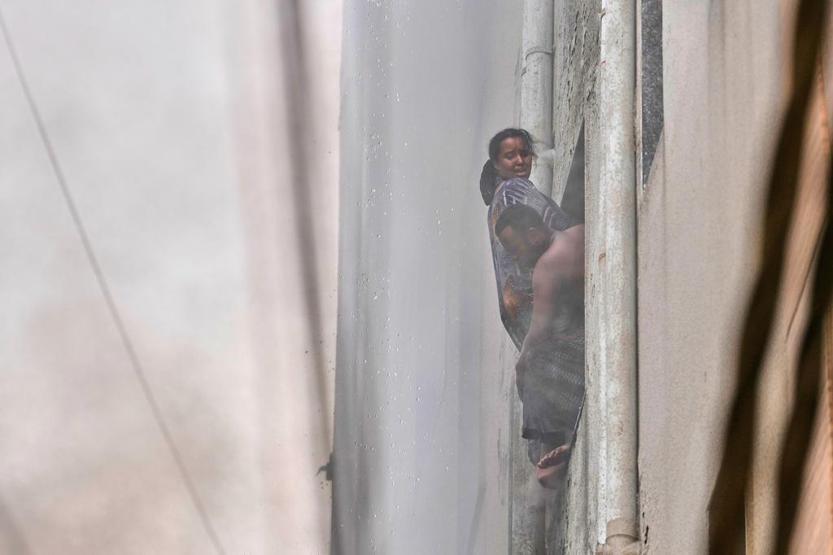 Yeni Delhi’de otel yangınında can pazarı Pencerelerden yardım çığlıkları yükseldi: En az 21 ÖLÜ…