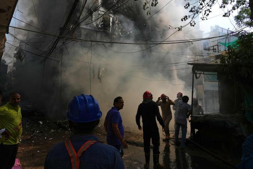Yeni Delhi’de otel yangınında can pazarı Pencerelerden yardım çığlıkları yükseldi: En az 21 ÖLÜ…