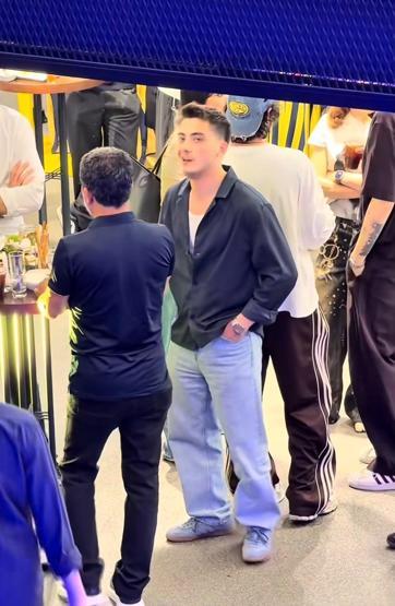 Uzak Şehirin yıldızı Atakan Özkayadan takımına destek Ünlü oyuncu, Fenerbahçe’nin forma lansmanında