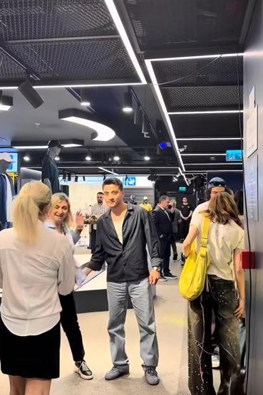 Uzak Şehirin yıldızı Atakan Özkayadan takımına destek Ünlü oyuncu, Fenerbahçe’nin forma lansmanında