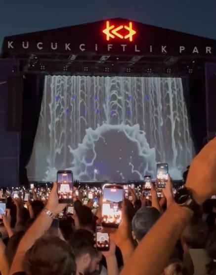 Şebnem Ferah Konserine Ünlü Akını Rock Müziğin Kraliçesi 6 Yıl Sonra Sahnede Ağlamamak İçin Kendini Zor Tuttu