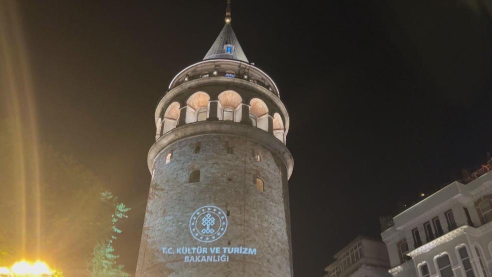 Galata Kulesinde Sıfır Atık Haftası nedeniyle ışık gösterisi
