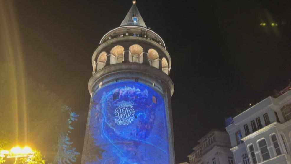 Galata Kulesinde Sıfır Atık Haftası nedeniyle ışık gösterisi