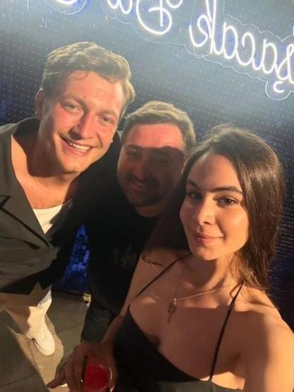 “Taşacak Bu Deniz” Kutlamasında İki Ayrı Aşk Dedikodusu: Samimi Danslar ve Sanal Medya Hamleleri