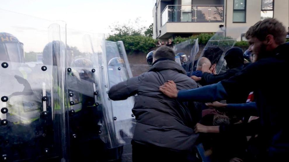 Bıçaklandım dedi, polis inanmayıp kelepçe taktı: İngilterede infial yaratan Henry Nowak cinayeti