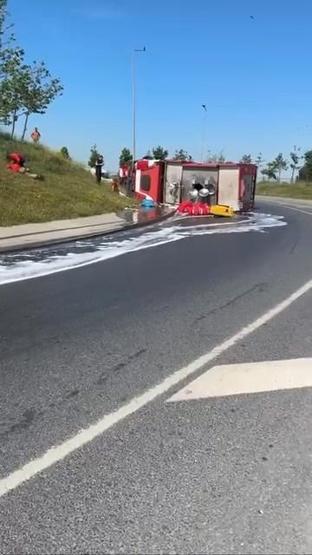 Yangından dönen itfaiye aracı devrildi: 3 yaralı
