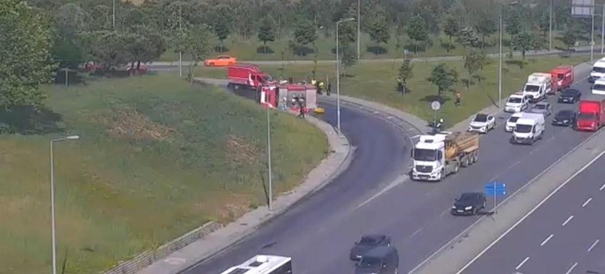 Yangından dönen itfaiye aracı devrildi: 3 yaralı