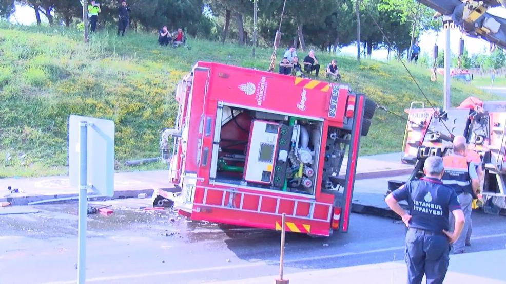 Yangından dönen itfaiye aracı devrildi: 3 yaralı