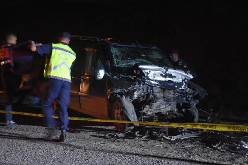 Hafif ticari araç ile otomobil çarpıştı; 3 ölü, 2 yaralı