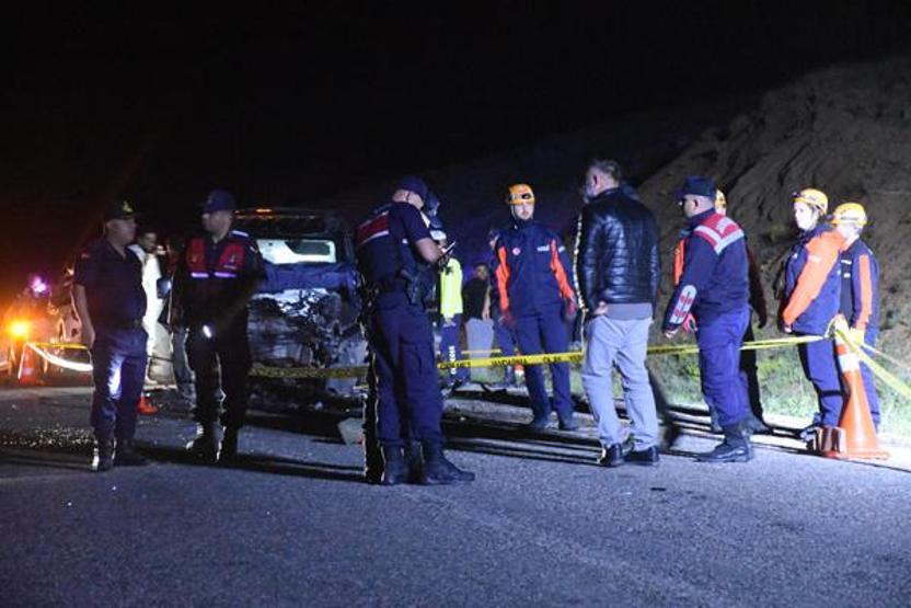 Hafif ticari araç ile otomobil çarpıştı; 3 ölü, 2 yaralı