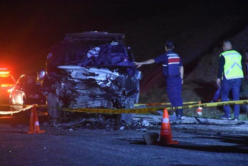 Hafif ticari araç ile otomobil çarpıştı; 3 ölü, 2 yaralı