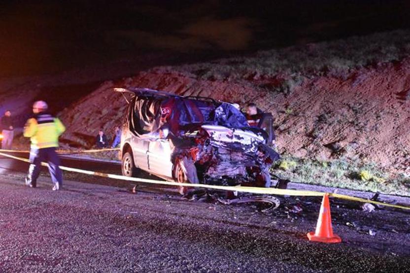 Hafif ticari araç ile otomobil çarpıştı; 3 ölü, 2 yaralı