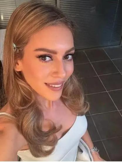 Sinem Kobal Fransa Tatilinde Tarzıyla Sanal Medyayı Salladı