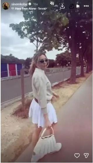 Sinem Kobal Fransa Tatilinde Tarzıyla Sanal Medyayı Salladı