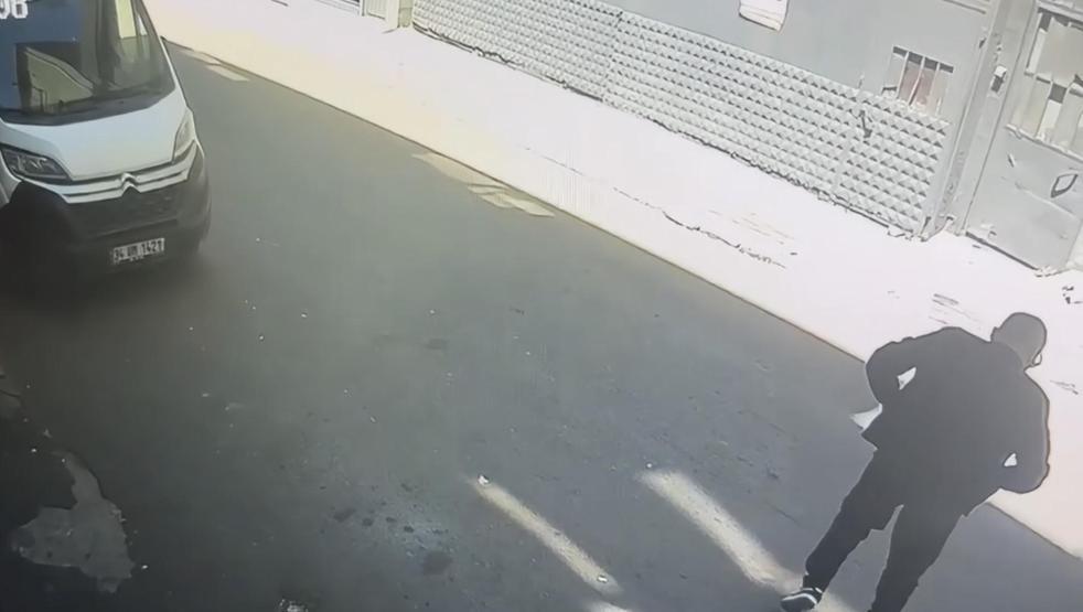 Kıskançlık bahanesiyle eşinin çalışanını vurdu
