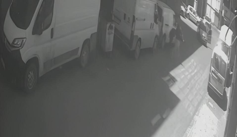 Kıskançlık bahanesiyle eşinin çalışanını vurdu