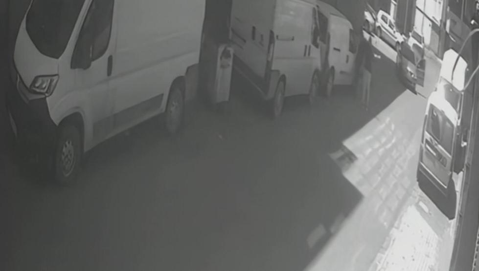 Kıskançlık bahanesiyle eşinin çalışanını vurdu