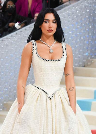 Dua Lipa ve Callum Turnerın 90 milyonluk düğünü, İtalyan kentini karıştırdı