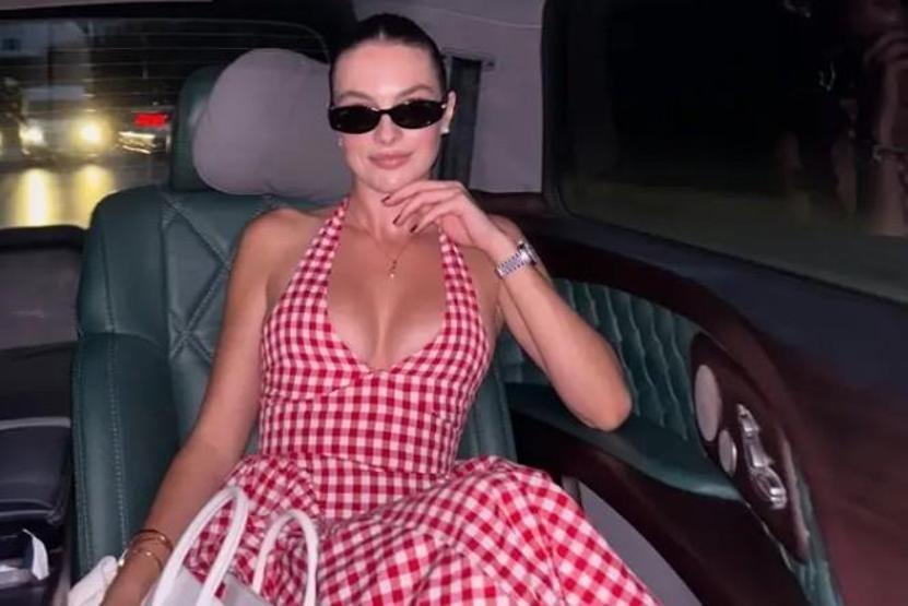 Melis Sezen’in ayna pozları sanal medyayı salladı
