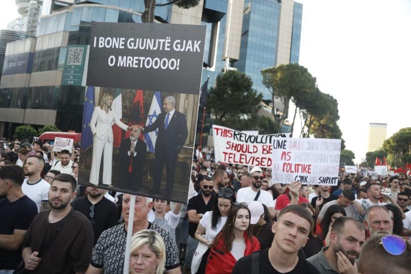İsrail ve Trump bağlantılı projeye büyük tepki… Arnavutluk ayakta: “Dizlerini kanattın Rama”…