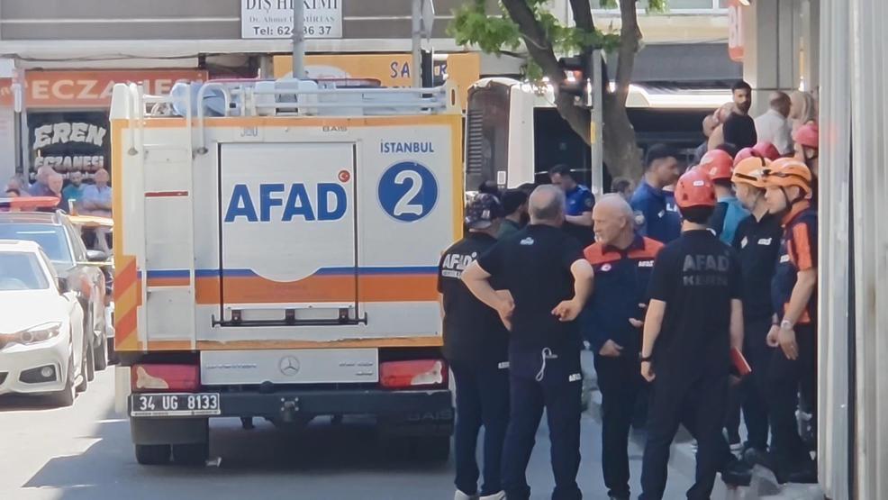 Bina yıkımında panik: Aniden çöktü