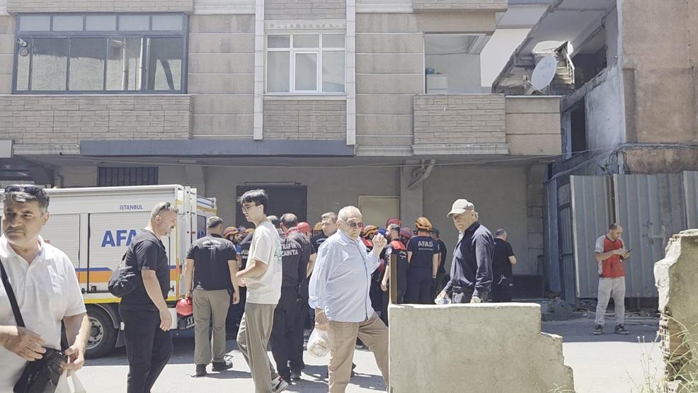 Bina yıkımında panik: Aniden çöktü
