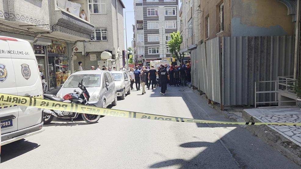 Bina yıkımında panik: Aniden çöktü