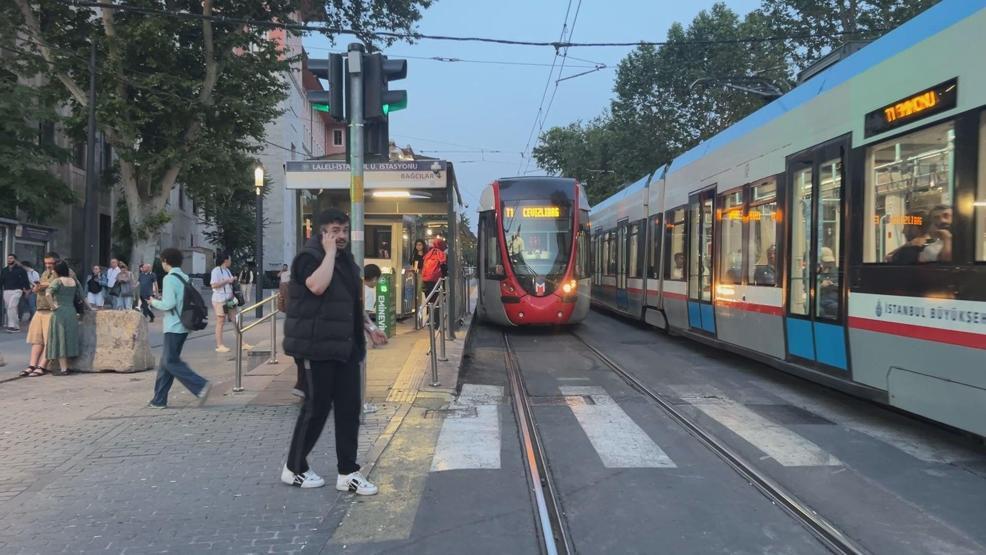 Raylara düşüp tramvayın altında kalan çocuk öldü