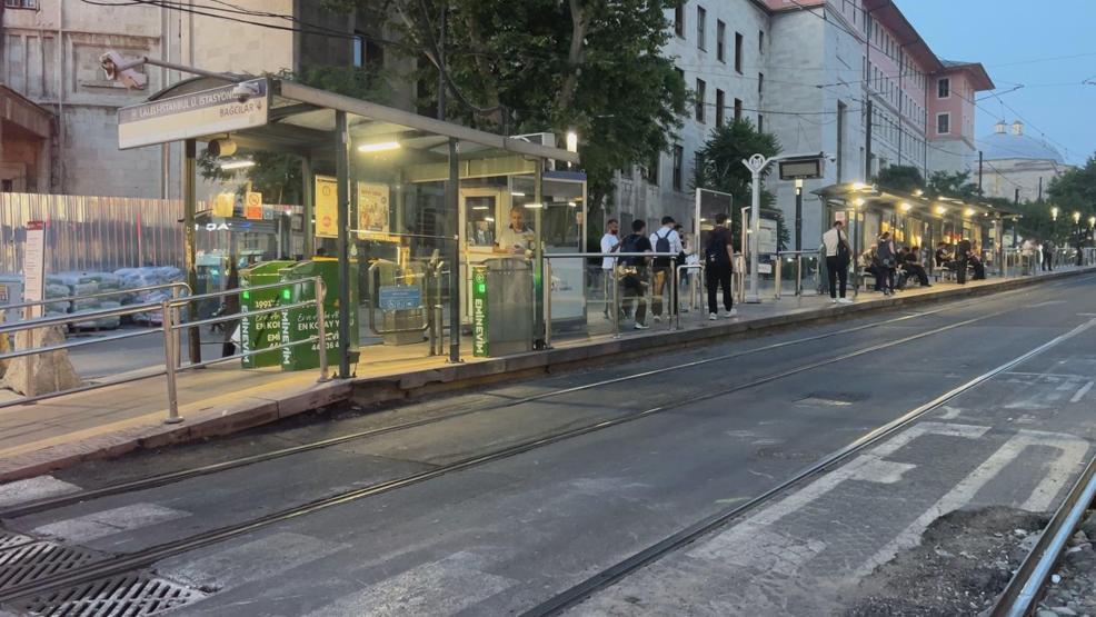 Raylara düşüp tramvayın altında kalan çocuk öldü