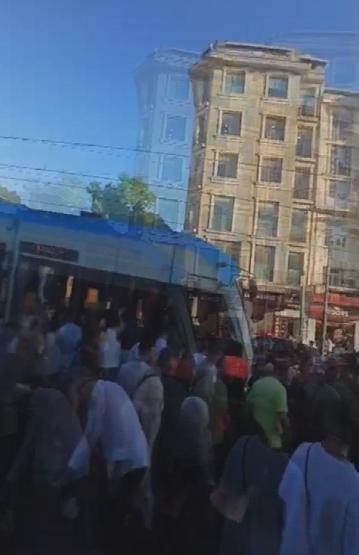 Raylara düşüp tramvayın altında kalan çocuk öldü