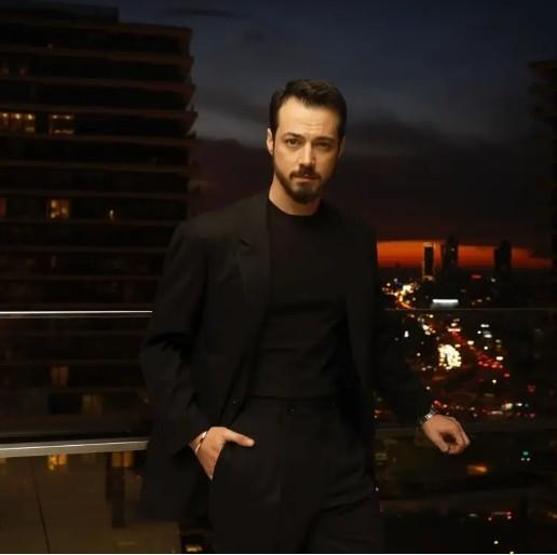 Mert Yazıcıoğlu’ndan sevgilisi Zeynep Artukmaç’la romantik tatil pozu