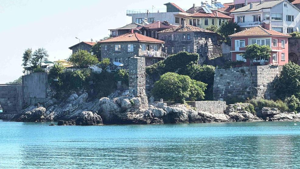 Tarihi Direkli Kayayı spreyle boyadılar