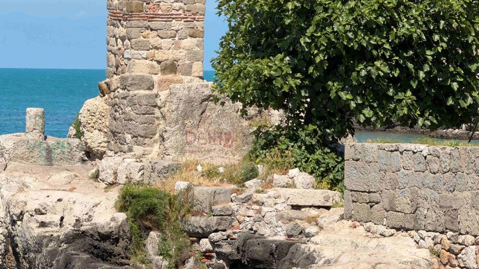 Tarihi Direkli Kayayı spreyle boyadılar