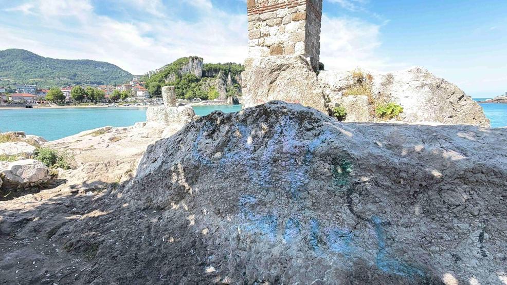 Tarihi Direkli Kayayı spreyle boyadılar