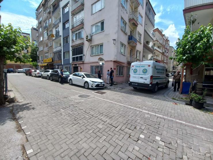 Kötü koku ekipleri harekete geçirdi Modacı evinde ölü bulundu