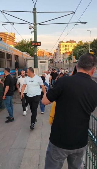 İstanbulda tramvay hattında trafo yangını Yolcular raylara indi