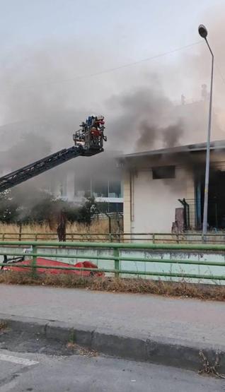 İstanbulda tramvay hattında trafo yangını Yolcular raylara indi