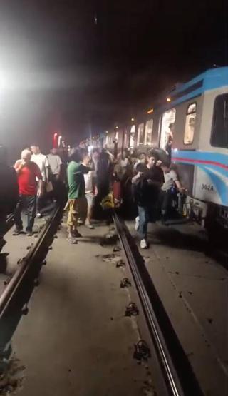 İstanbulda tramvay hattında trafo yangını Yolcular raylara indi