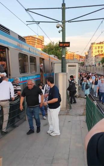 İstanbulda tramvay hattında trafo yangını Yolcular raylara indi
