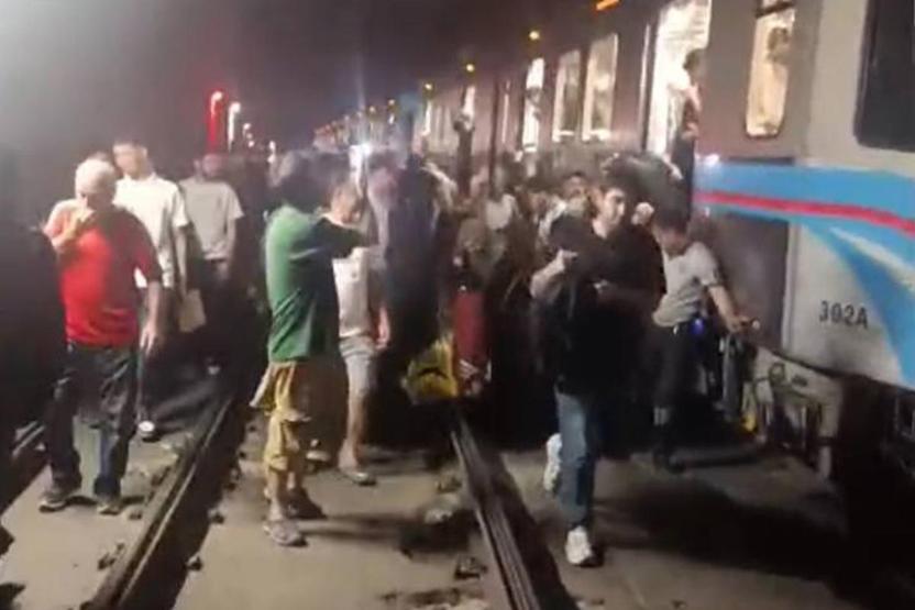 İstanbulda tramvay hattında trafo yangını Yolcular raylara indi