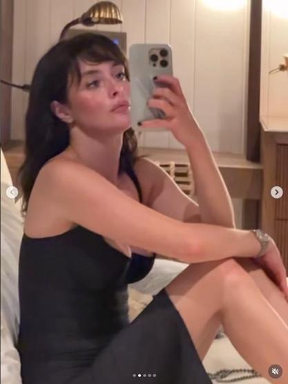 Melis Sezen’in iddialı pozları sanal medyayı salladı: Gecenin büyüsü