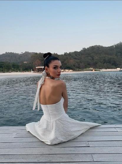 Tatili kabusa döndü: Damla Colbay’ın parmağı kırıldı, doktor sevgilisi yetişti