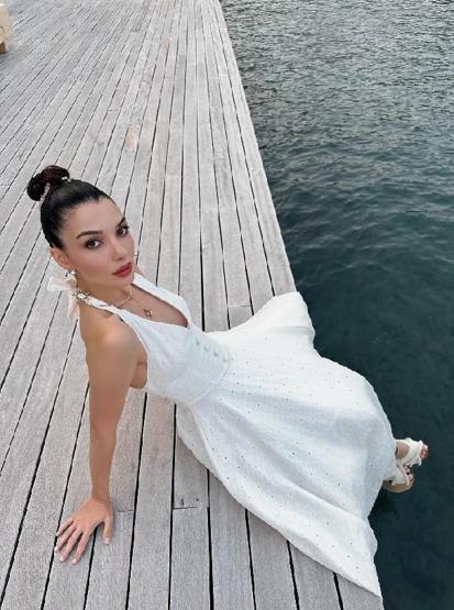 Tatili kabusa döndü: Damla Colbay’ın parmağı kırıldı, doktor sevgilisi yetişti