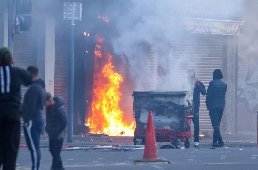 Bıçaklı saldırı sonrası Kuzey İrlanda karıştı Göçmen karşıtı eylemlerde, evler ve araçlar ateşe verildi…