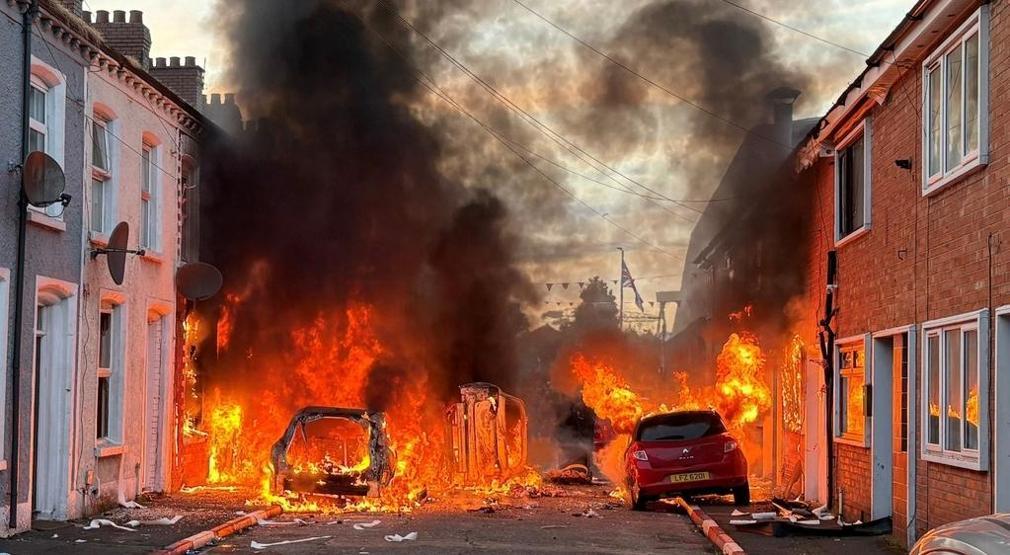 Bıçaklı saldırı sonrası Kuzey İrlanda karıştı Göçmen karşıtı eylemlerde, evler ve araçlar ateşe verildi…