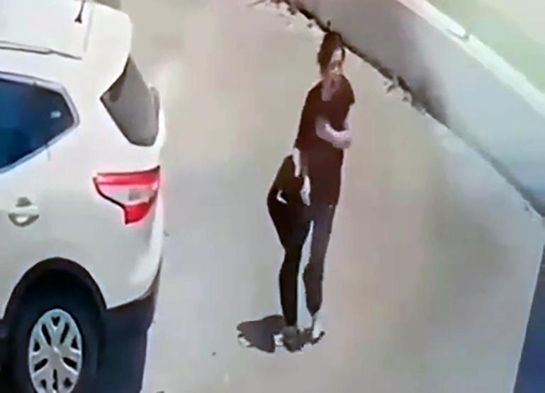 Sokak ortasında bıçaklı dehşet: Genç kadına, saplantılı platonik saldırısı