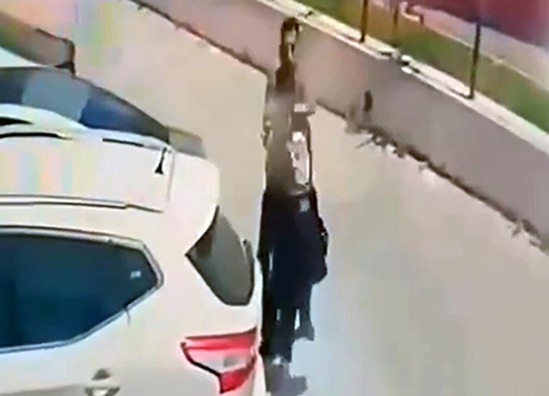 Sokak ortasında bıçaklı dehşet: Genç kadına, saplantılı platonik saldırısı