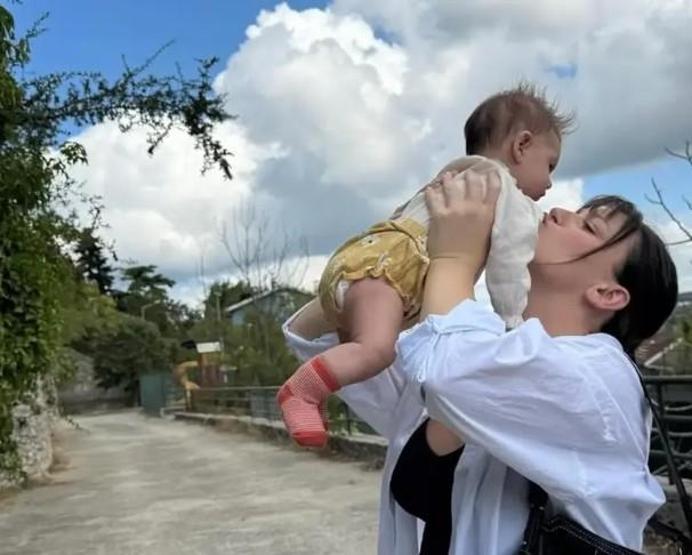 Gizem Karaca’dan kalpleri ısıtan aile pozu: Kızlarını öpücüklere boğdular