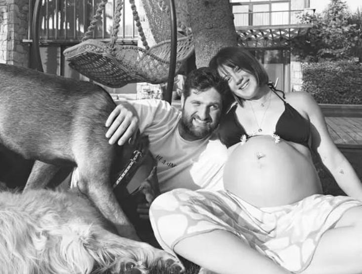 Gizem Karaca’dan kalpleri ısıtan aile pozu: Kızlarını öpücüklere boğdular